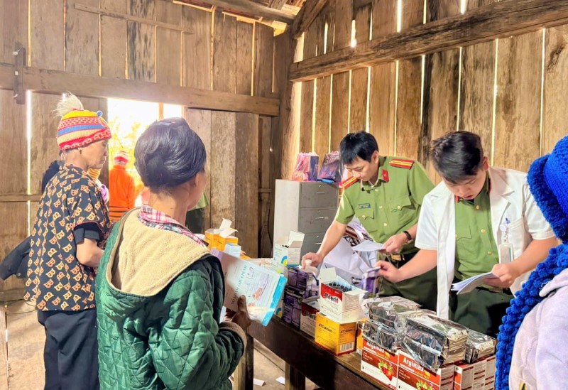 Hướng đến Kỷ niệm 70 năm ngày Thầy thuốc Việt Nam: Khám bệnh, cấp phát thuốc miễn phí cho đồng bào khó khăn tỉnh Kon Tum